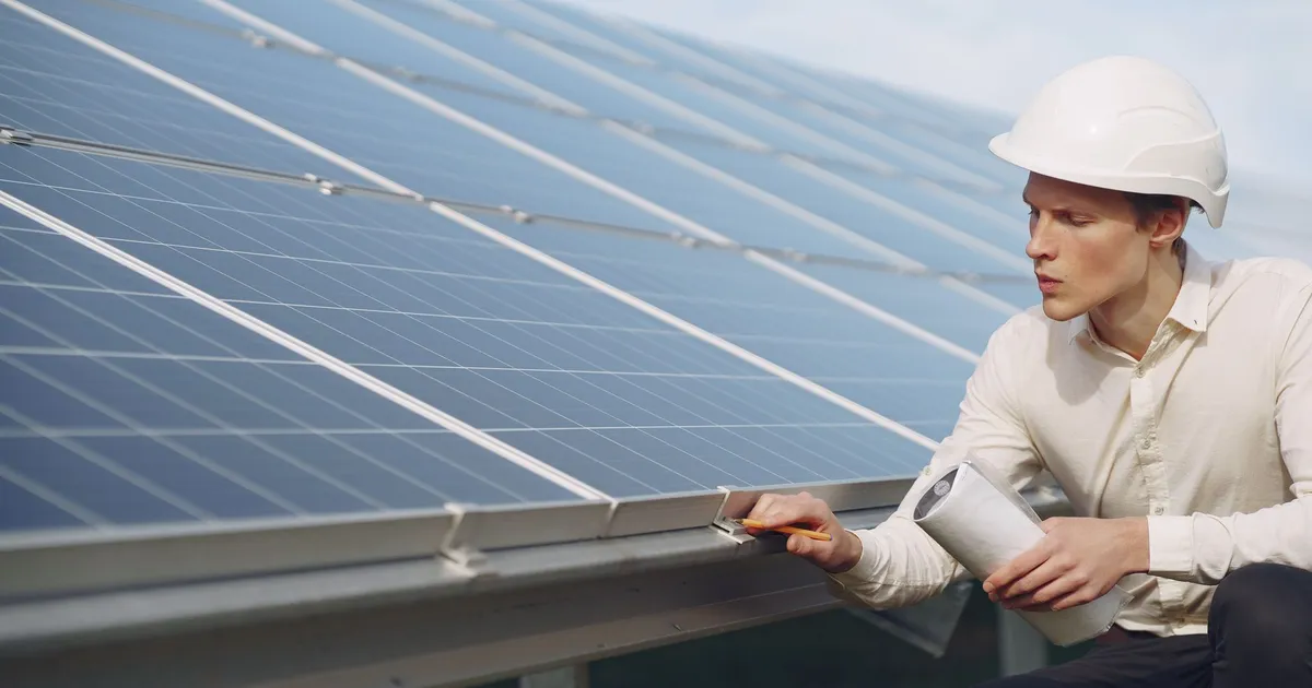 Enphase vs SolarEdge : micro-onduleur ou optimiseur