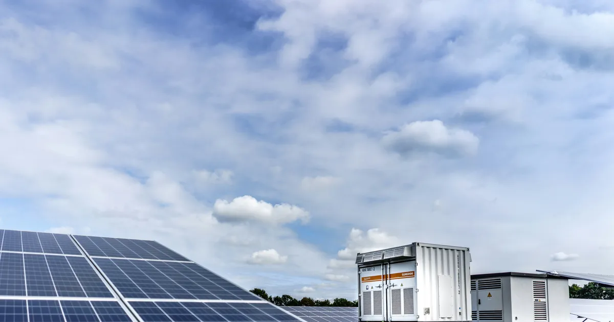 Batterie solaire LFP murale dans garage pour stocker l'énergie photovoltaïque