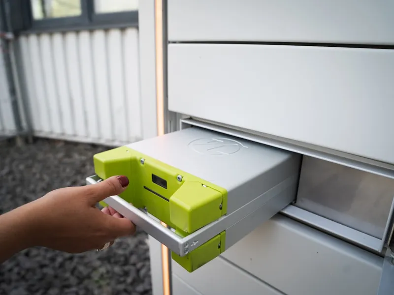 Comparatif visuel batterie solaire virtuelle versus physique pour résidentiel
