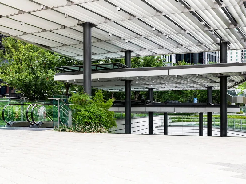 Carport solaire installé dans le jardin d'une maison française