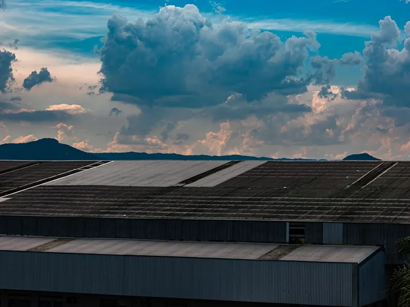 Centrale photovoltaïque au sol avec trackers en zone rurale