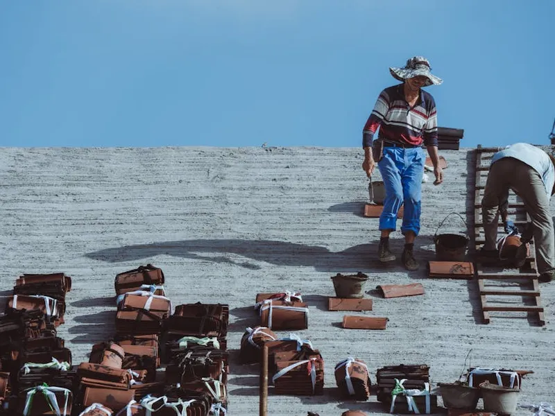 Équipe d'installateurs solaires en chantier sur une maison
