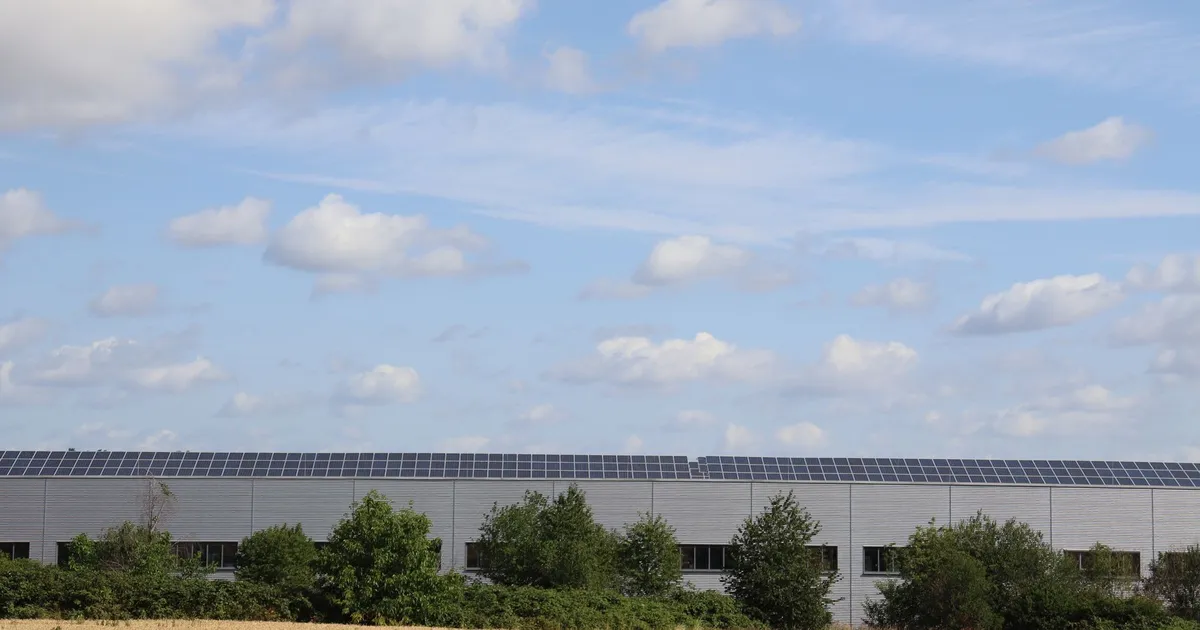 Hangar agricole français avec toiture photovoltaïque grande surface