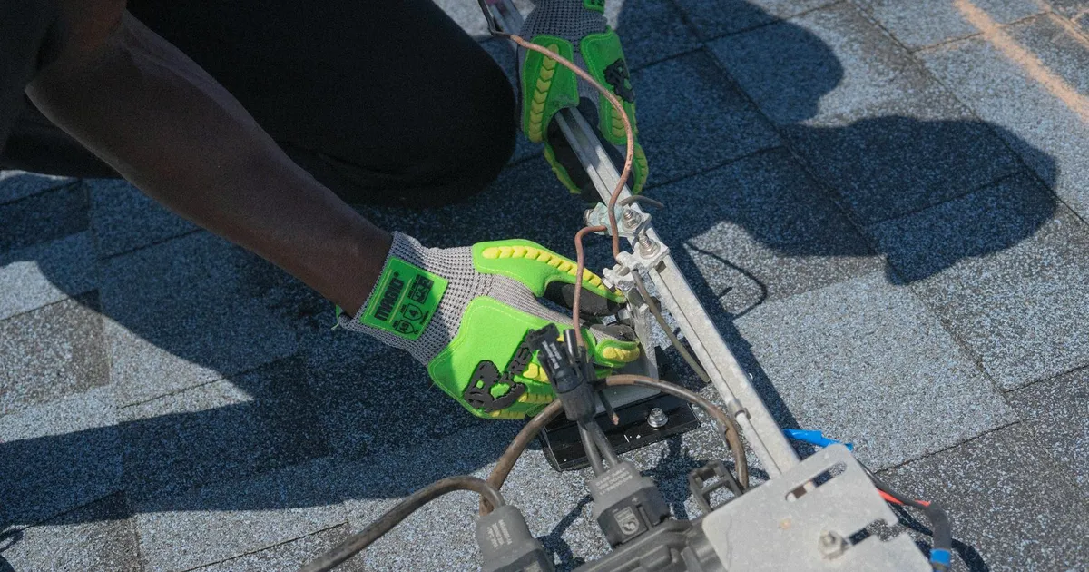 Installateurs RGE QualiPV en train de poser des panneaux solaires