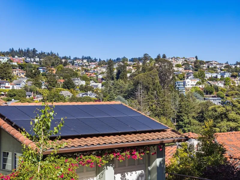 Installateur RGE QualiPV pose un panneau solaire sur un toit à Bretagne