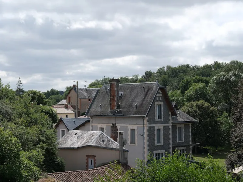 Installateur RGE QualiPV pose un panneau solaire sur un toit à Charente-Maritime