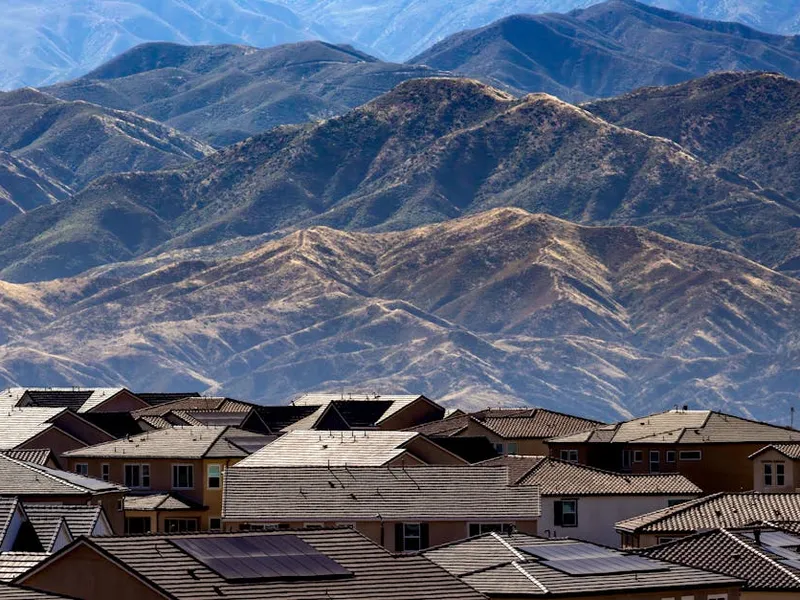 Installateur RGE QualiPV pose un panneau solaire sur un toit à Corse