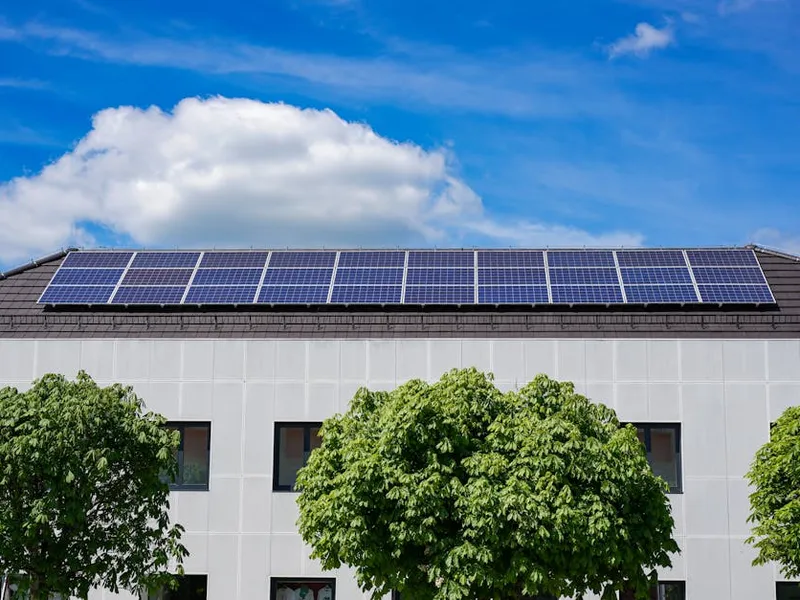 Installateur RGE QualiPV pose un panneau solaire sur un toit à Gironde