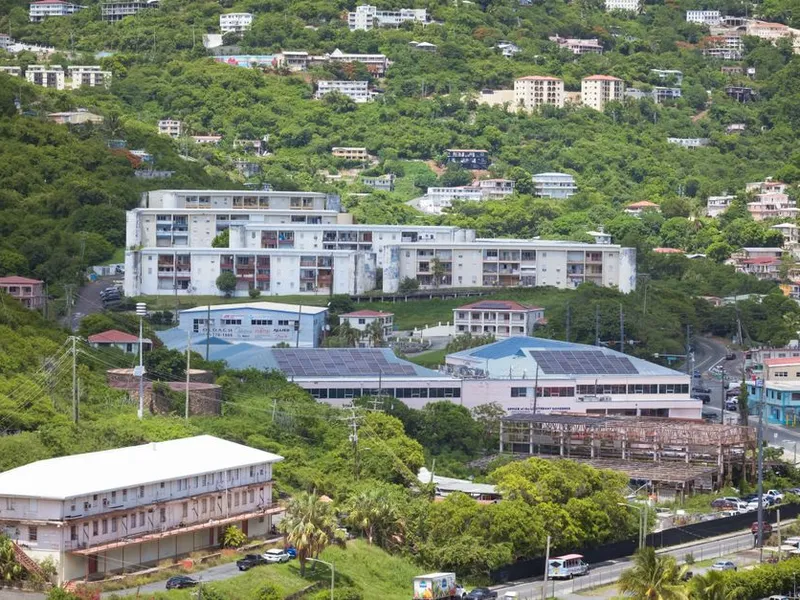 Installateur RGE QualiPV pose un panneau solaire sur un toit à Guyane