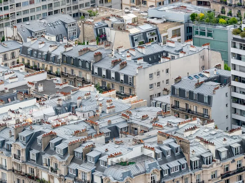 Installateur RGE QualiPV pose un panneau solaire sur un toit à Île-de-France