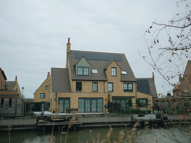 Installateur RGE QualiPV pose un panneau solaire sur un toit à Isere