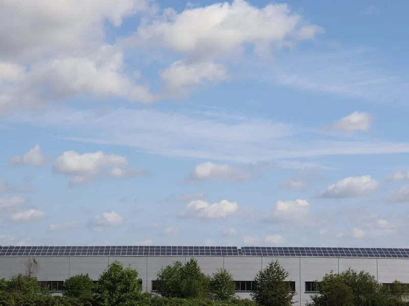Installateur RGE QualiPV pose un panneau solaire sur un toit à Landes