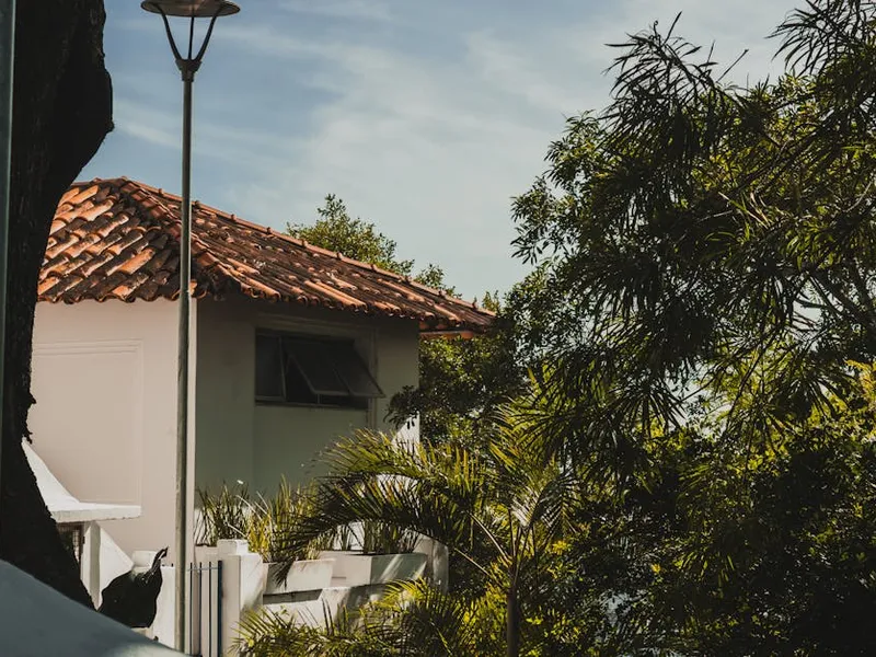 Installateur RGE QualiPV pose un panneau solaire sur un toit à Mayotte