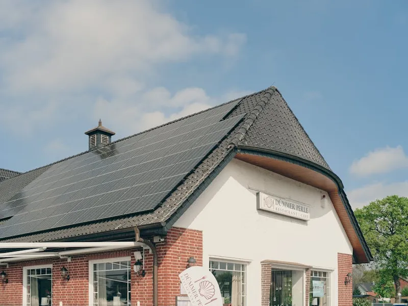 Installateur RGE QualiPV pose un panneau solaire sur un toit à Montpellier