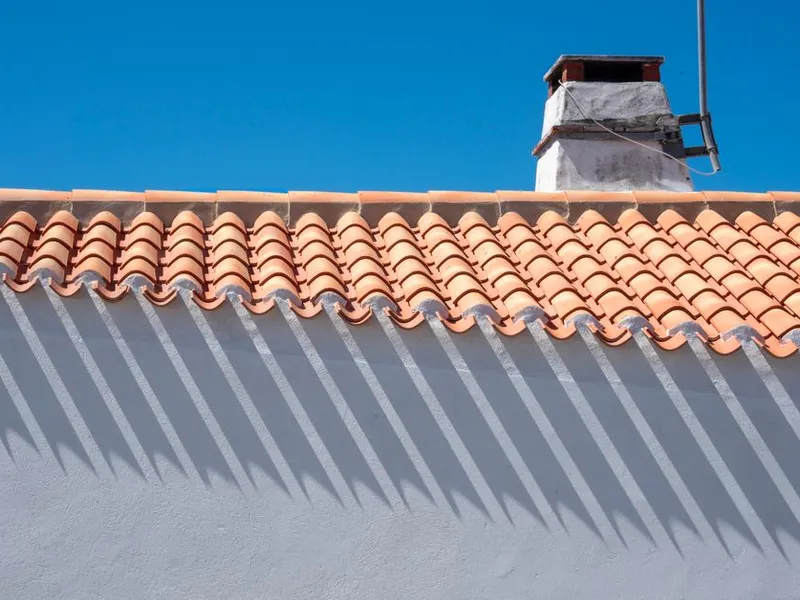 Installateur RGE QualiPV pose un panneau solaire sur un toit à Nice