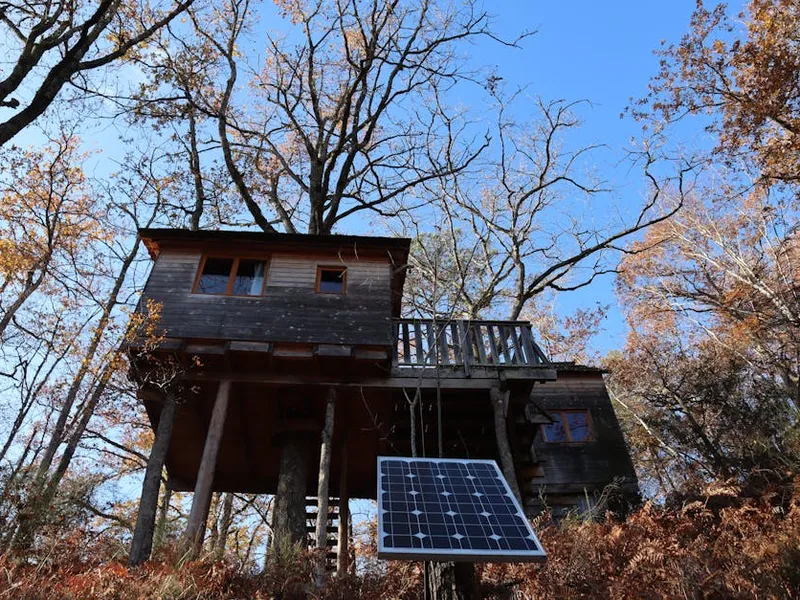 Installateur RGE QualiPV pose un panneau solaire sur un toit à Orleans