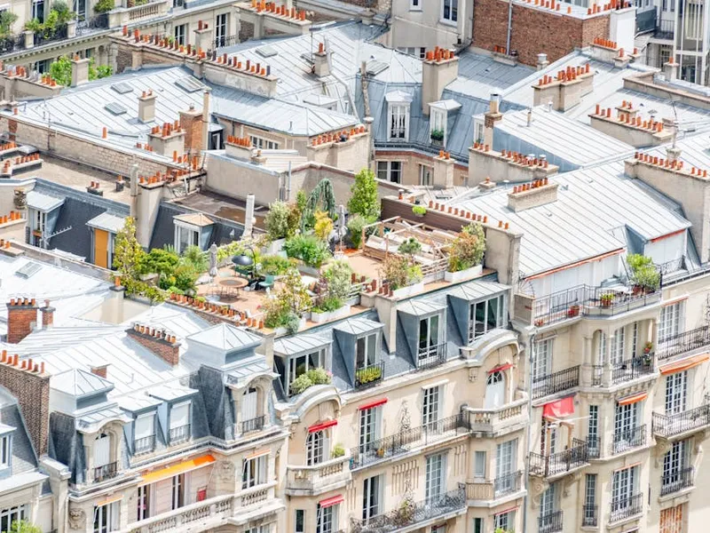 Installateur RGE QualiPV pose un panneau solaire sur un toit à Paris