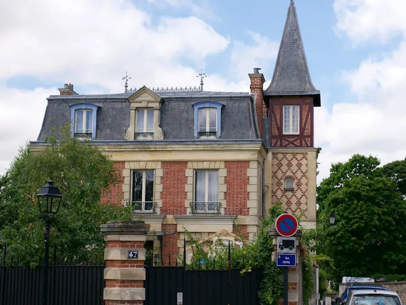 Installateur RGE QualiPV pose un panneau solaire sur un toit à Périgord