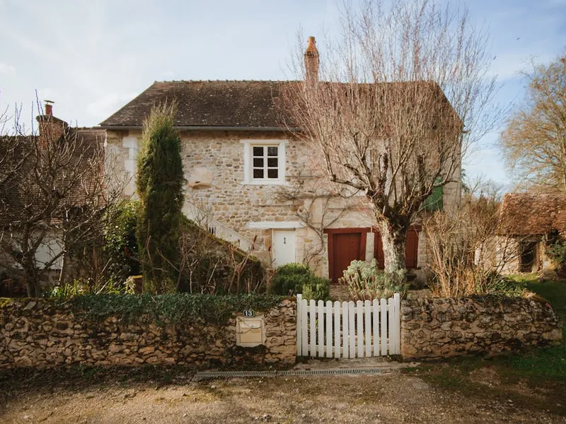 Installateur RGE QualiPV pose un panneau solaire sur un toit à Poitiers