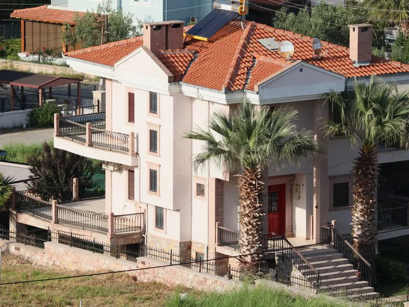 Installateur RGE QualiPV pose un panneau solaire sur un toit à Provence