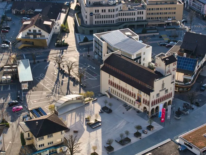 Installateur RGE QualiPV pose un panneau solaire sur un toit à Saint-Étienne