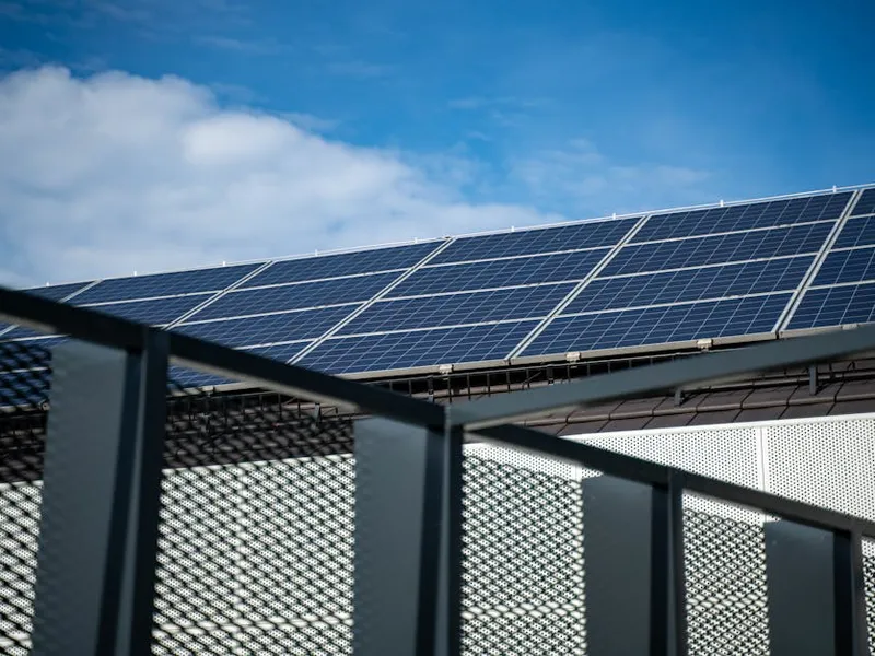 Installateur RGE QualiPV pose un panneau solaire sur un toit à Toulouse