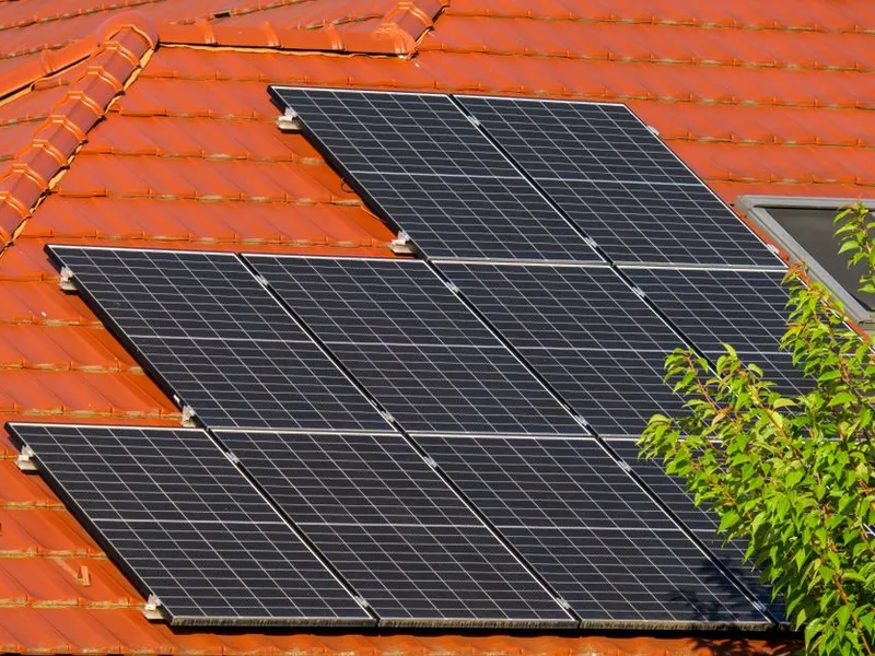 Kit solaire 3 kWc en cours d'installation par un particulier