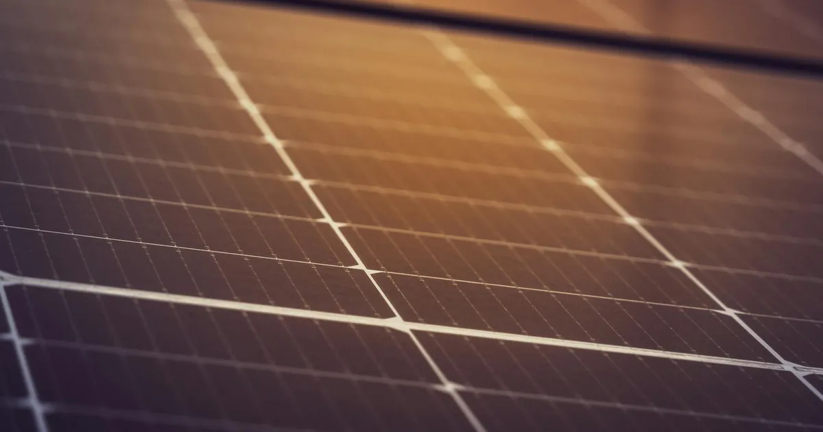 Panneau solaire monocristallin haute performance sur toiture française
