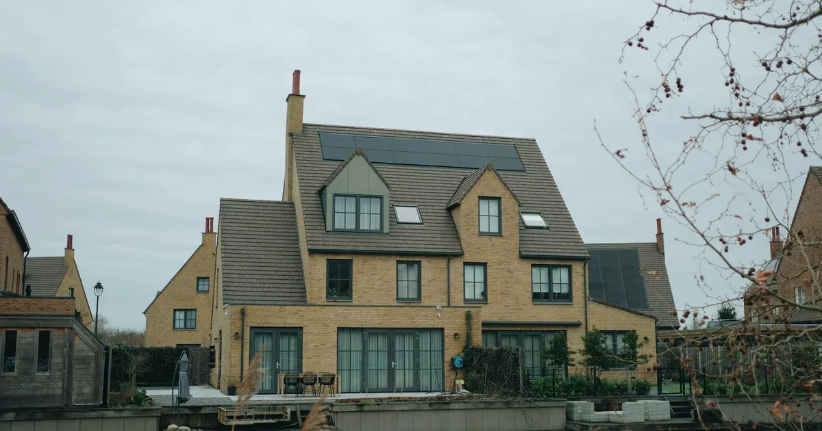 Maison à Aisne équipée de panneaux solaires photovoltaïques sur sa toiture