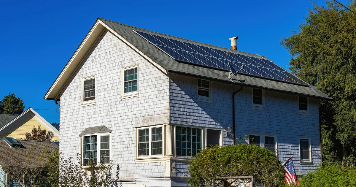Maison à Bretagne équipée de panneaux solaires photovoltaïques sur sa toiture