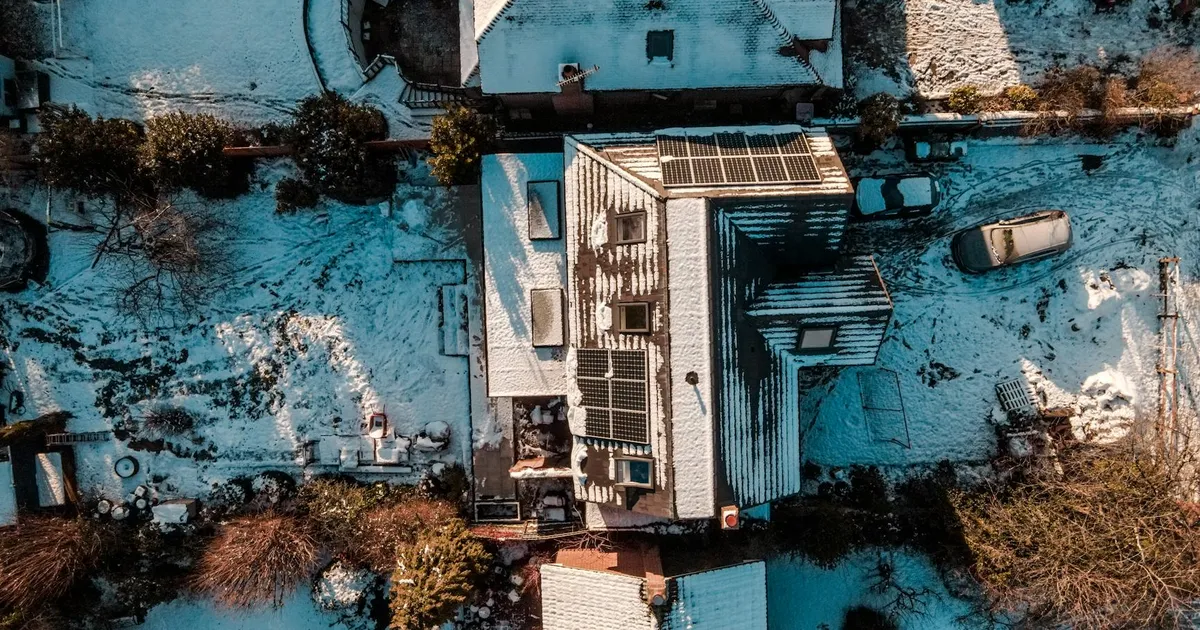 Maison à Charente équipée de panneaux solaires photovoltaïques sur sa toiture