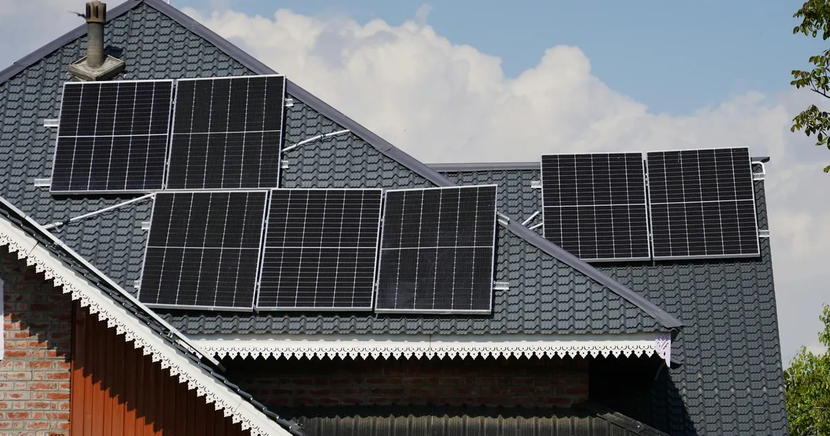 Maison à Corse équipée de panneaux solaires photovoltaïques sur sa toiture
