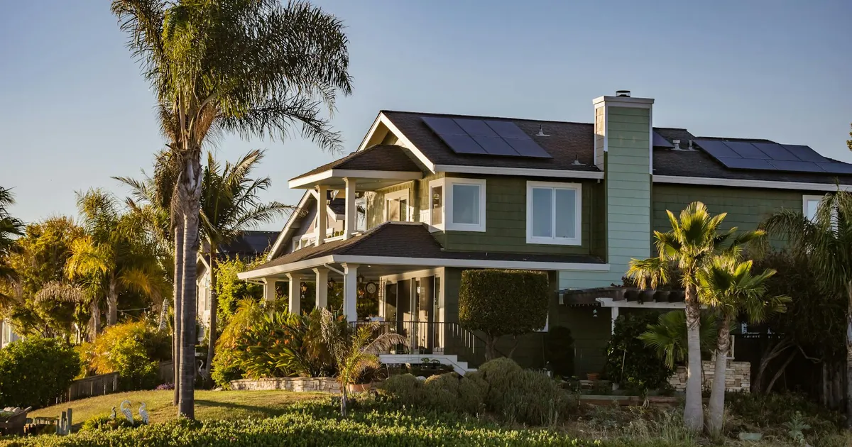 Maison à Guadeloupe équipée de panneaux solaires photovoltaïques sur sa toiture