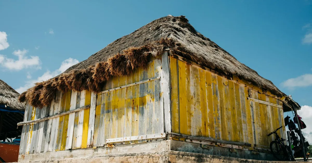 Maison à Guyane équipée de panneaux solaires photovoltaïques sur sa toiture