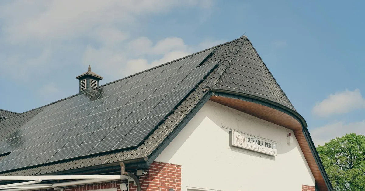 Maison à Isere équipée de panneaux solaires photovoltaïques sur sa toiture