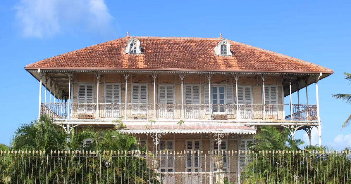 Maison à La Réunion équipée de panneaux solaires photovoltaïques sur sa toiture