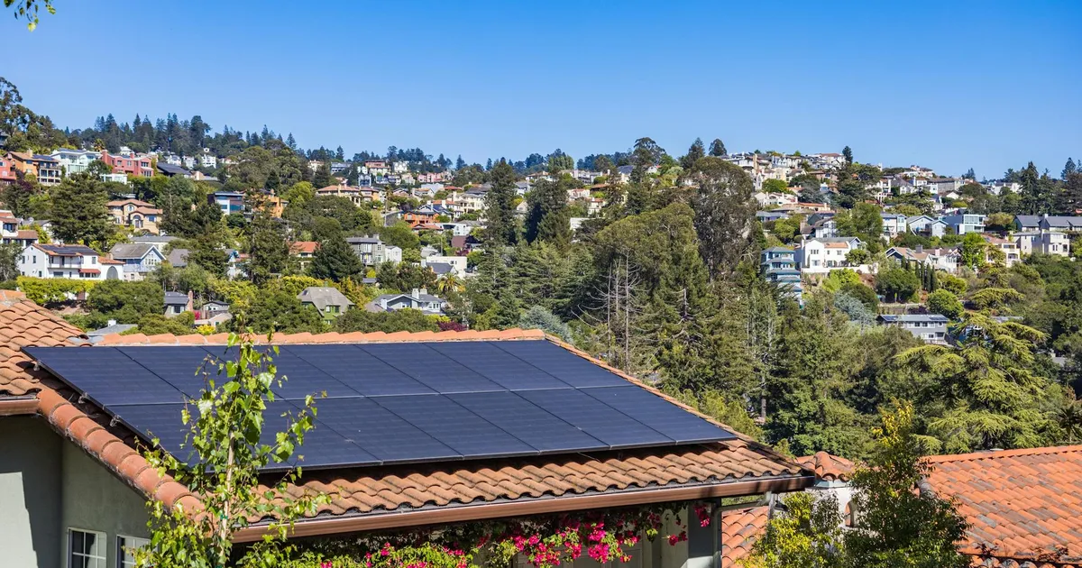 Maison à Lille équipée de panneaux solaires photovoltaïques sur sa toiture