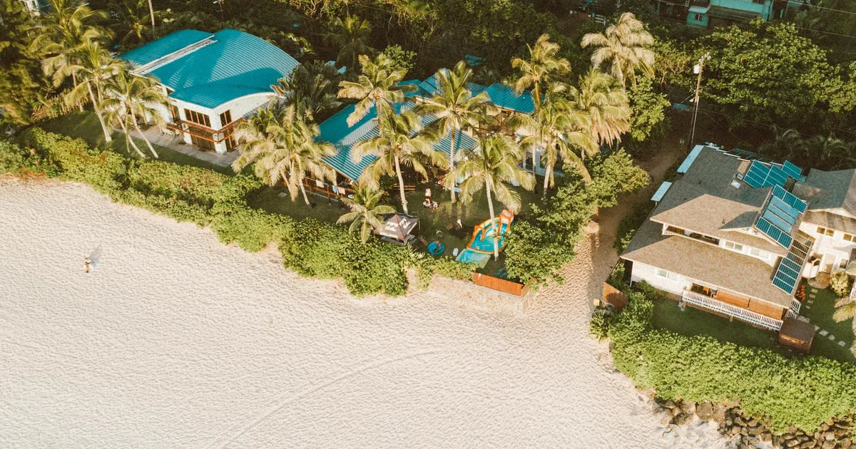 Maison à Mayotte équipée de panneaux solaires photovoltaïques sur sa toiture
