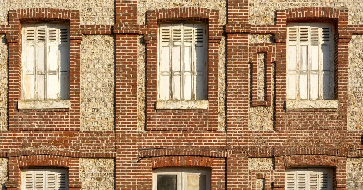 Maison à Normandie équipée de panneaux solaires photovoltaïques sur sa toiture
