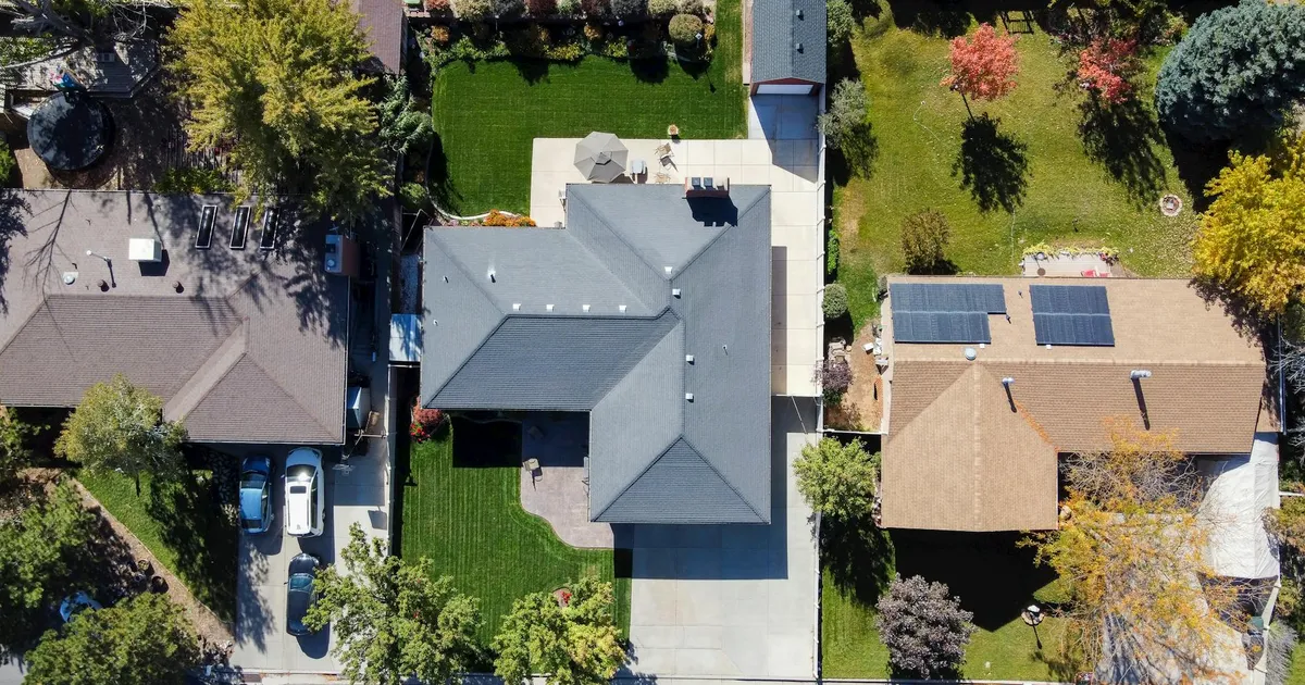 Maison à Occitanie équipée de panneaux solaires photovoltaïques sur sa toiture