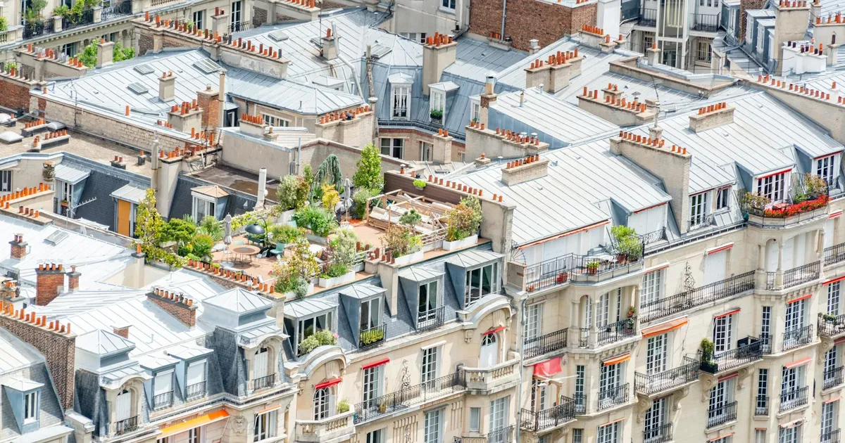 Maison à Paris équipée de panneaux solaires photovoltaïques sur sa toiture
