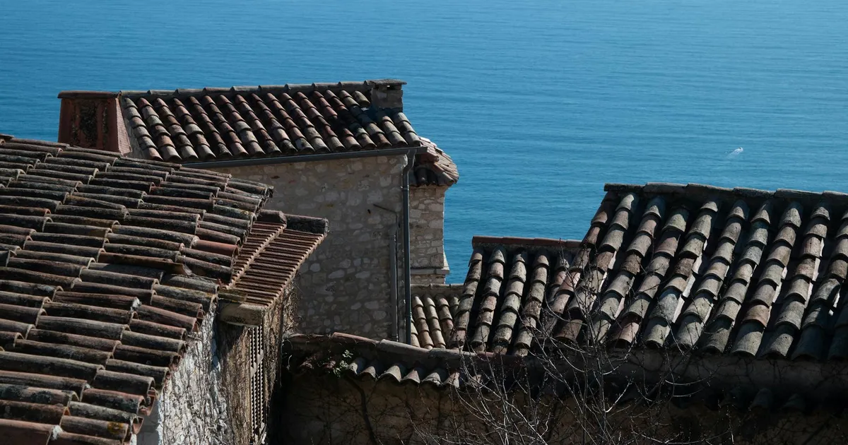 Maison à Provence équipée de panneaux solaires photovoltaïques sur sa toiture