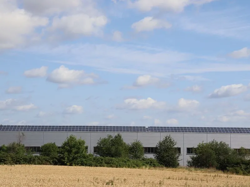 Panneaux solaires sur toit terrasse d'un immeuble français
