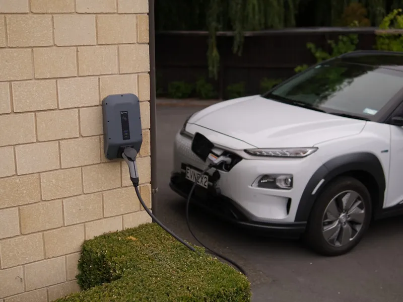 Wallbox 7kW installée dans le garage d'une maison française